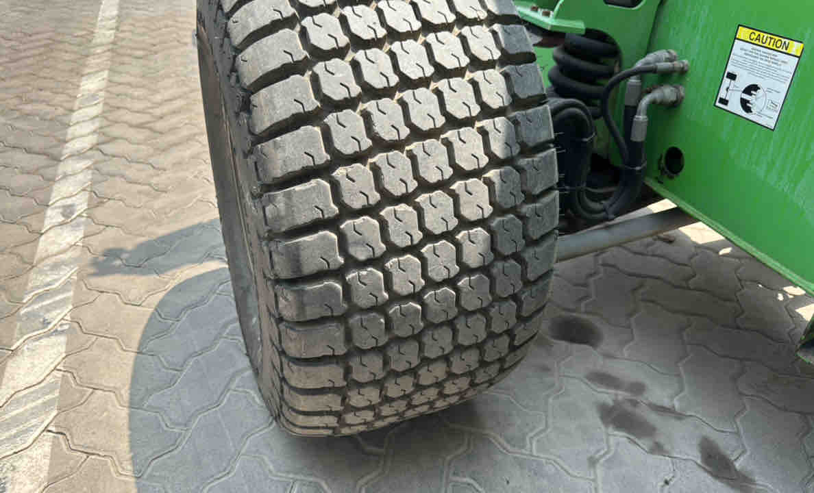 BLA-019-Nifty-210SD-Boom-lifts-inspection-Chassis-Left-front-tire---tread-depth-1