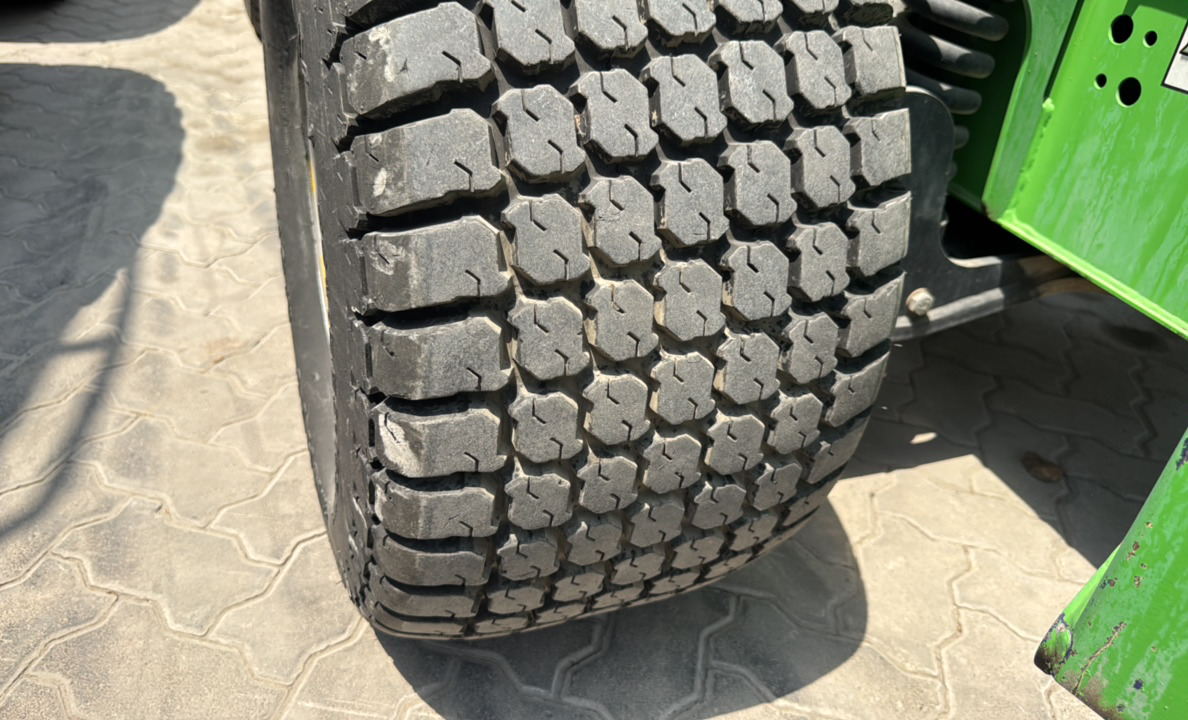 BLA-019-Nifty-210SD-Boom-lifts-inspection-Chassis-Right-front-tire-/-wheel-hub---condition-1