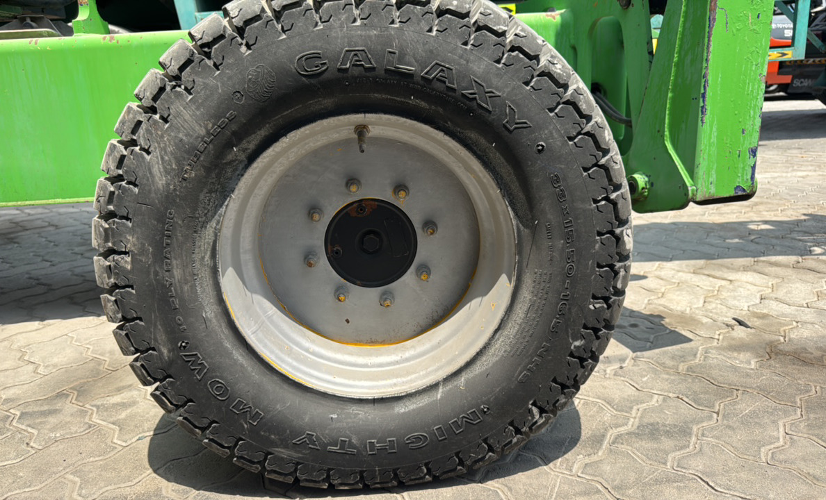 BLA-019-Nifty-210SD-Boom-lifts-inspection-Chassis-Right-front-tire-/-wheel-hub---condition-1
