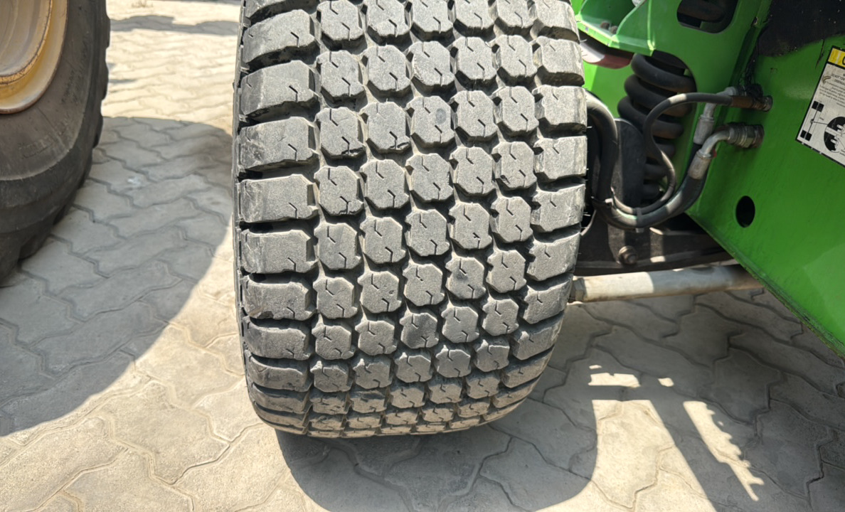 BLA-019-Nifty-210SD-Boom-lifts-inspection-Chassis-Right-rear-tire-/-wheel-hub---condition-1
