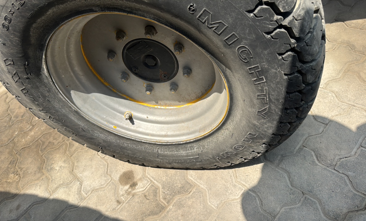 BLA-019-Nifty-210SD-Boom-lifts-inspection-Chassis-Right-rear-tire-/-wheel-hub---condition-1