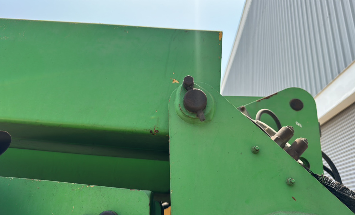 BLA-019-Nifty-210SD-Boom-lifts-inspection-Chassis-Boom-base-pin-and-bushings-1