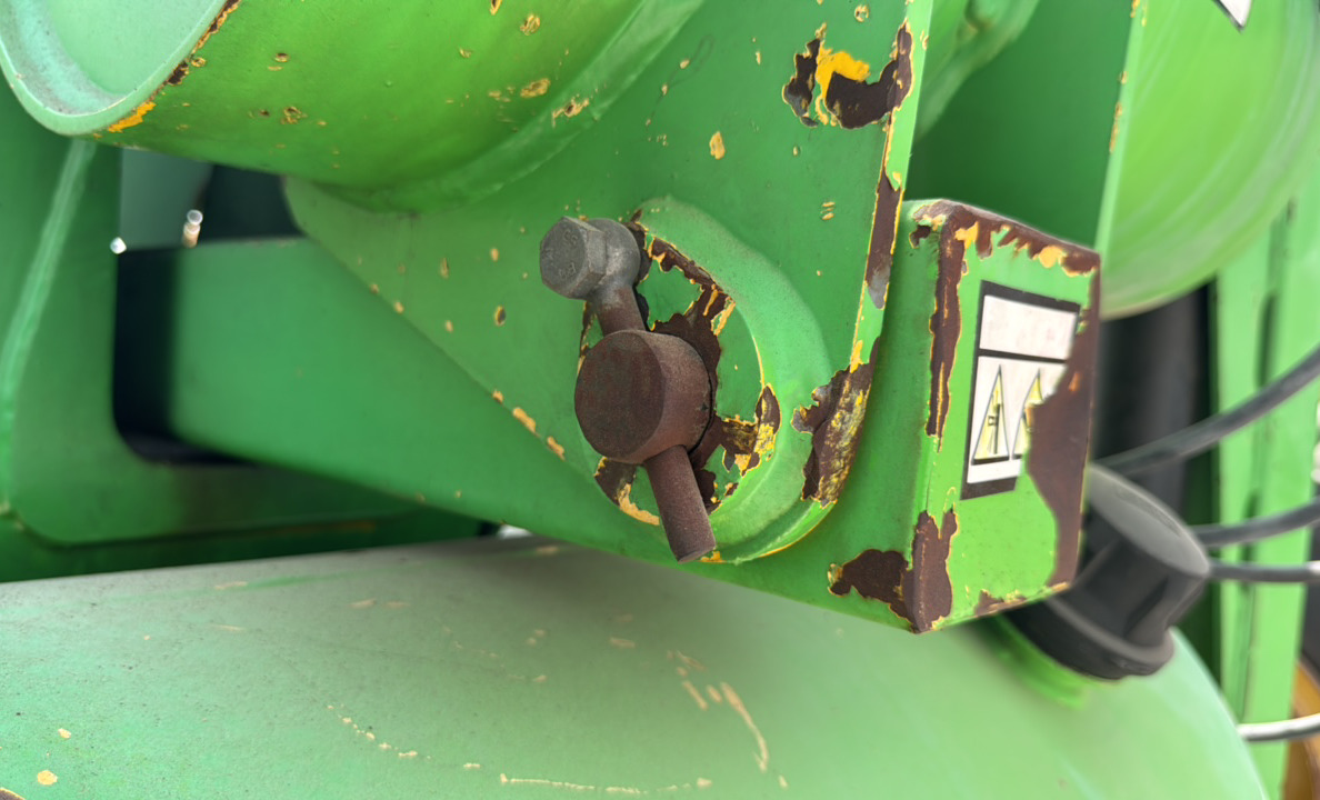 BLA-019-Nifty-210SD-Boom-lifts-inspection-Chassis-Boom-base-pin-and-bushings-1