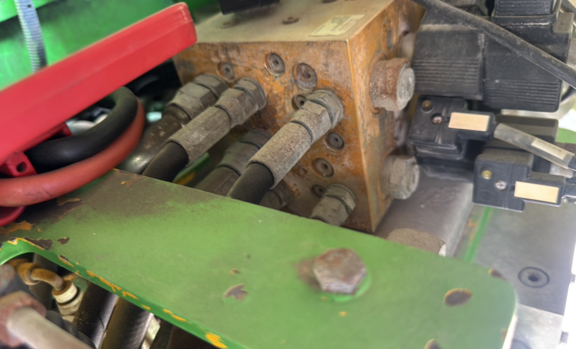 BLA-019-Nifty-210SD-Boom-lifts-inspection-Hydraulics-Main-control-valve-(MCV)-1
