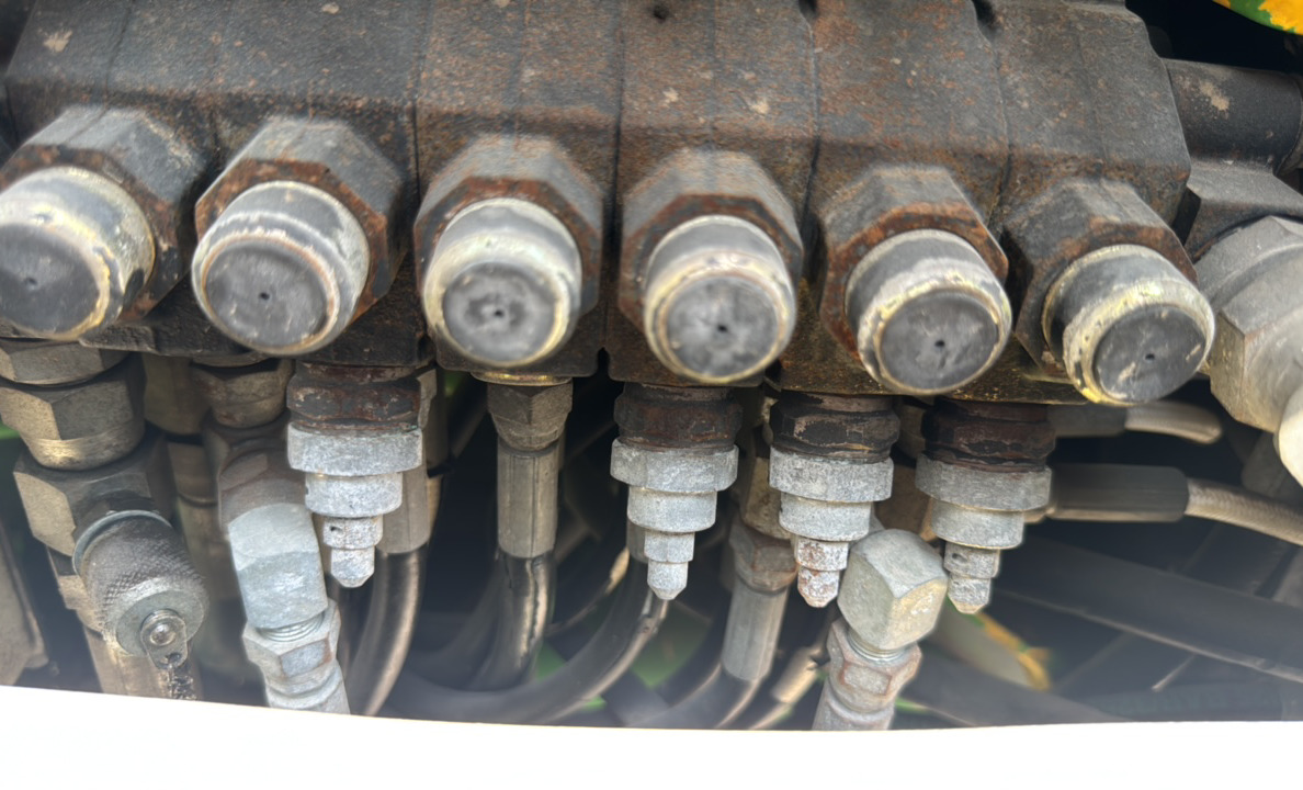 BLA-019-Nifty-210SD-Boom-lifts-inspection-Hydraulics-Main-control-valve-(MCV)-1