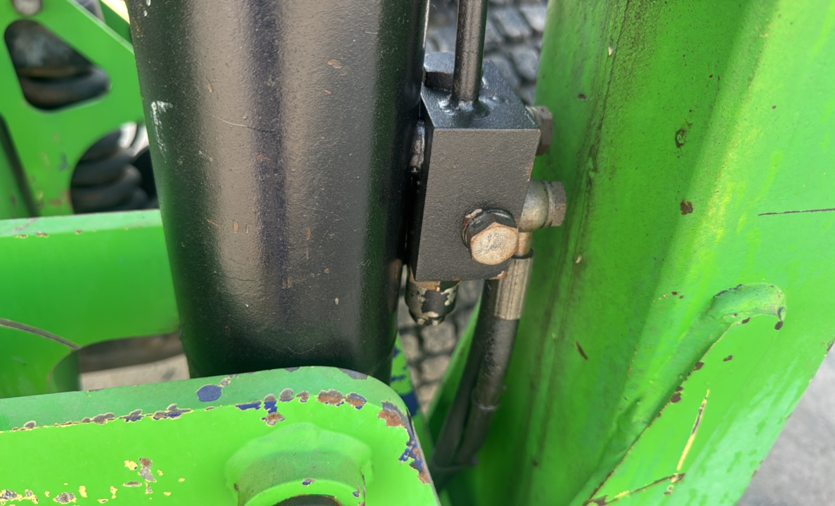 BLA-019-Nifty-210SD-Boom-lifts-inspection-Hydraulics-Outrigger-cylinders-1