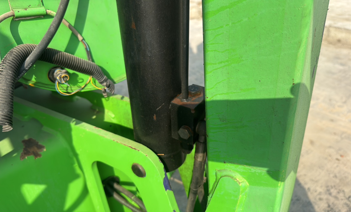 BLA-019-Nifty-210SD-Boom-lifts-inspection-Hydraulics-Outrigger-cylinders-1