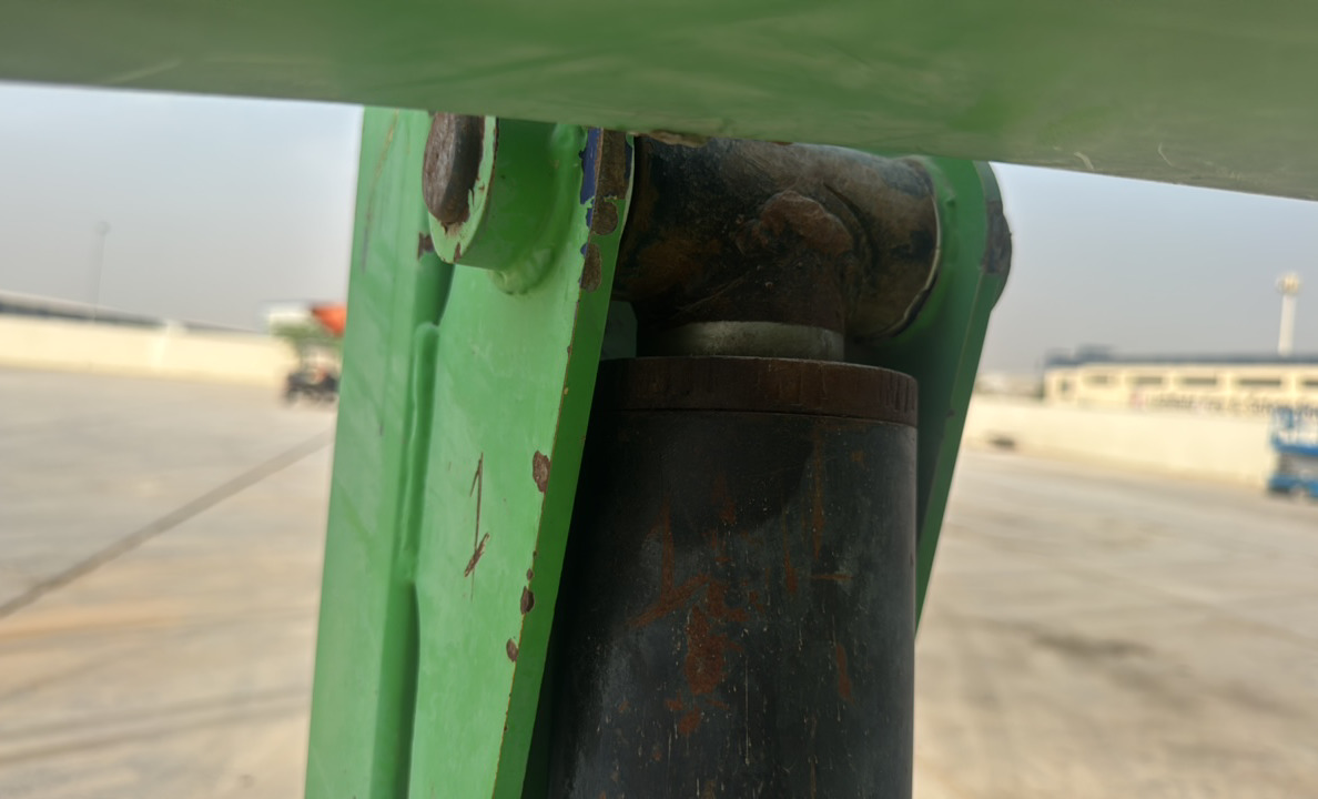 BLA-019-Nifty-210SD-Boom-lifts-inspection-Hydraulics-Outrigger-cylinders-1