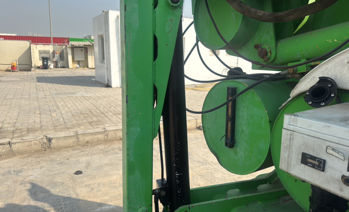 BLA-019-Nifty-210SD-Boom-lifts-inspection-Hydraulics-Outrigger-cylinders-5
