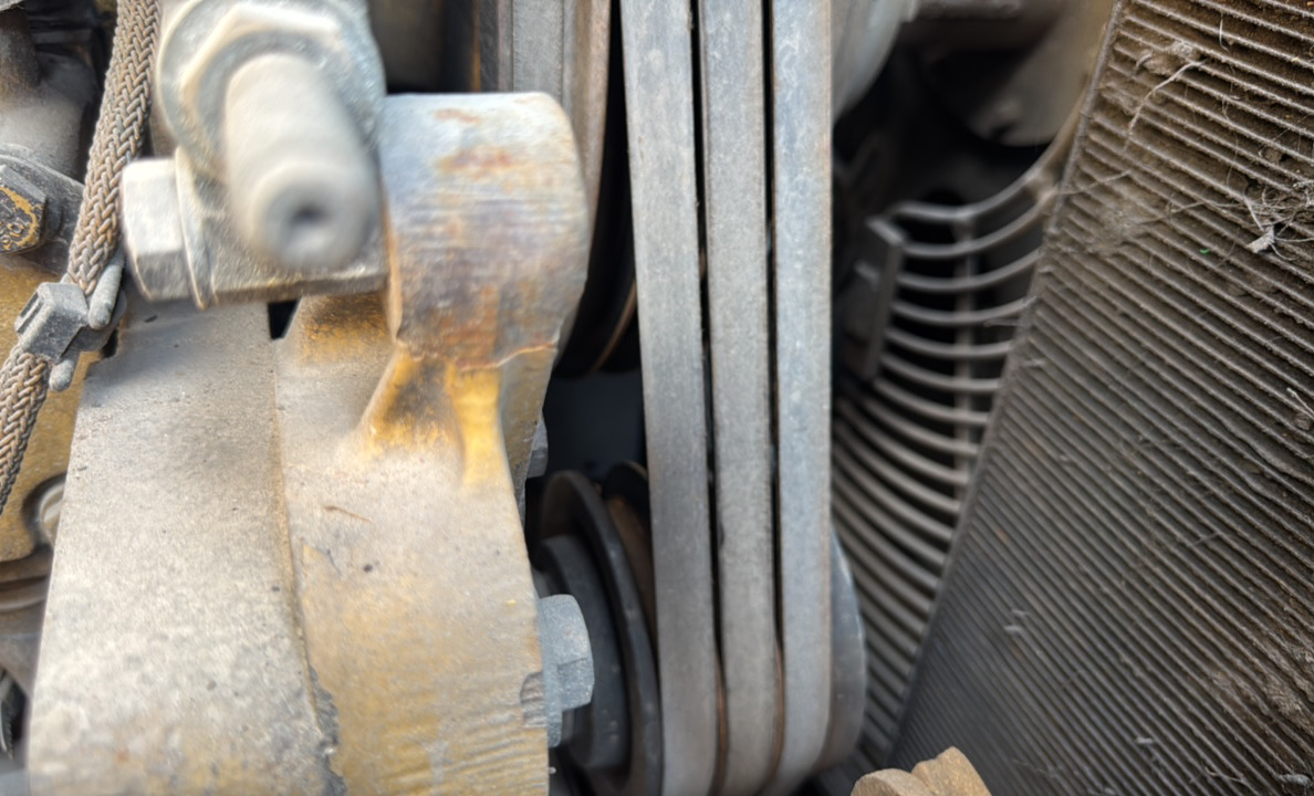 CDB-012-كاتربيلر-D6T-LGP-بلدوزرات-مجنزرة-فحص-المحرك-الأحزمة-1