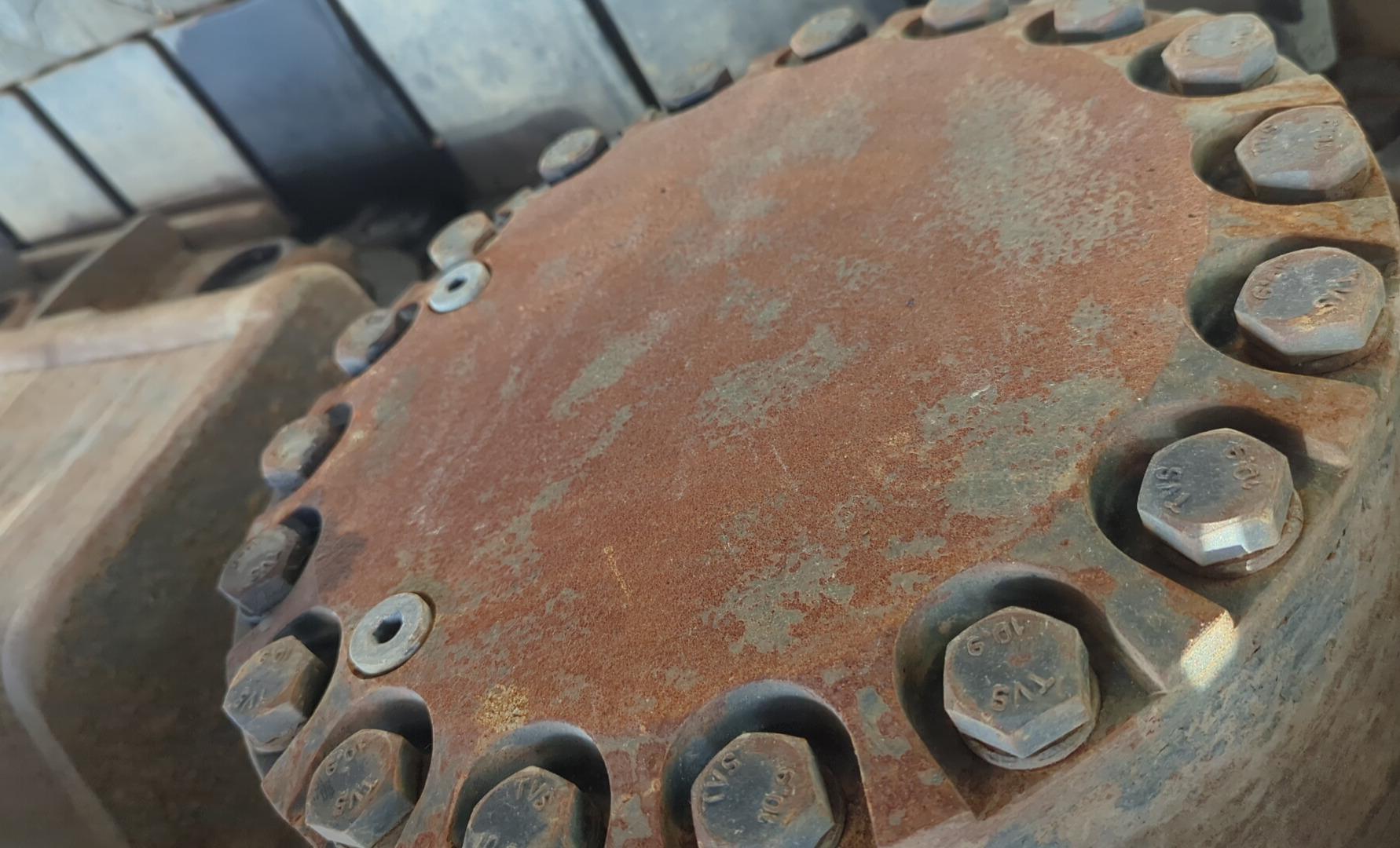 LEX-008-Volvo-EC480DL-Large-excavators-inspection-Undercarriage-Final-drives-1