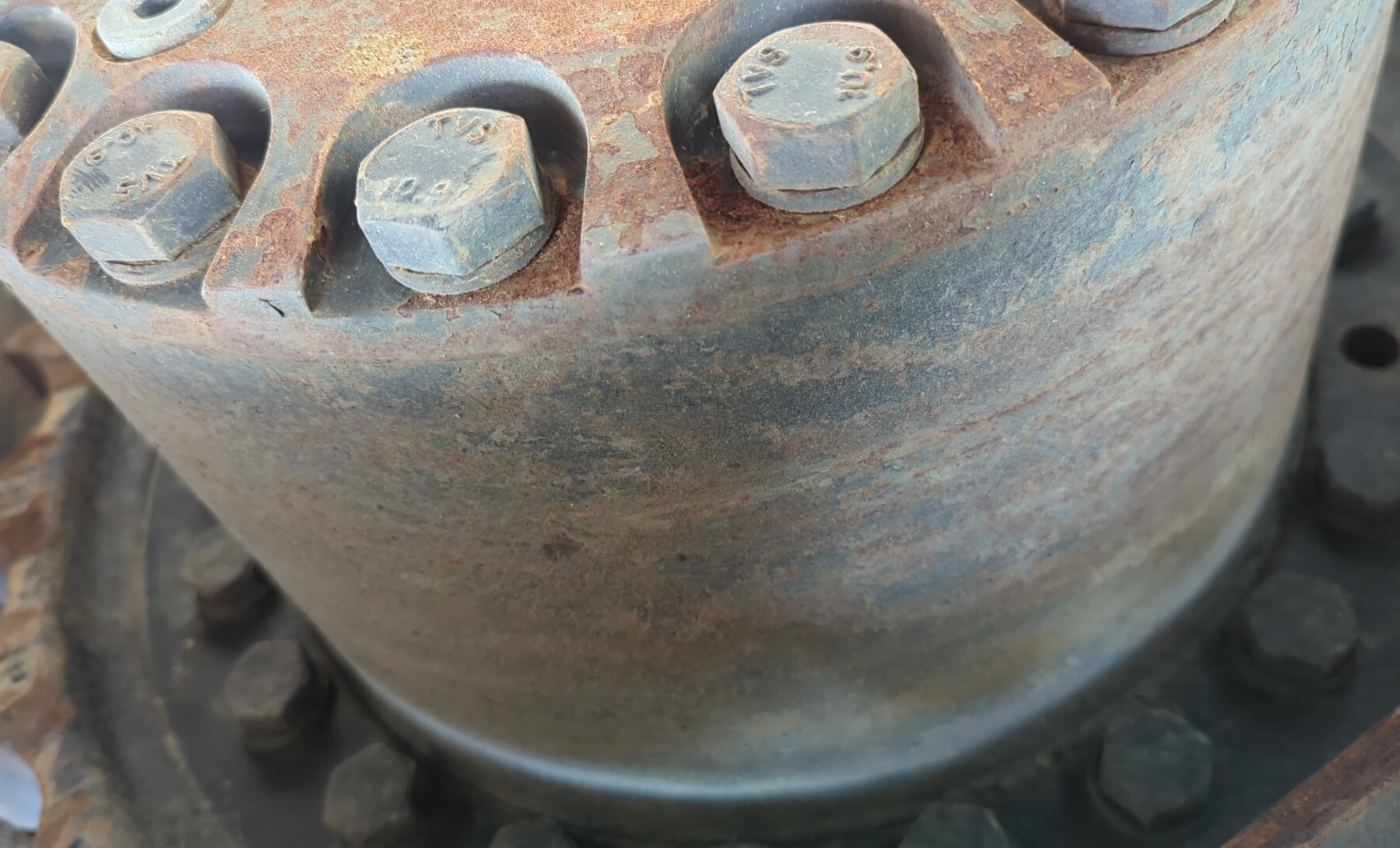 LEX-008-Volvo-EC480DL-Large-excavators-inspection-Undercarriage-Final-drives-1