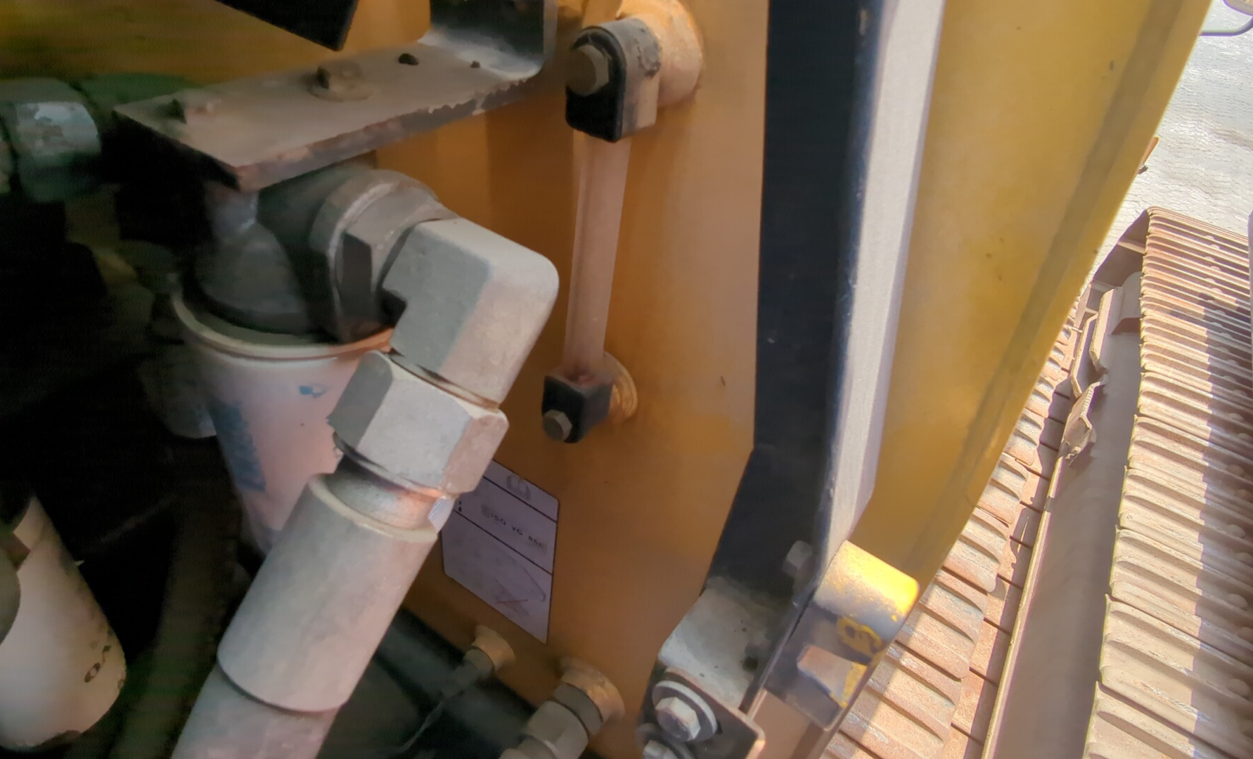 LEX-008-Volvo-EC480DL-Large-excavators-inspection-Hydraulics-Hydraulic-Tank-1