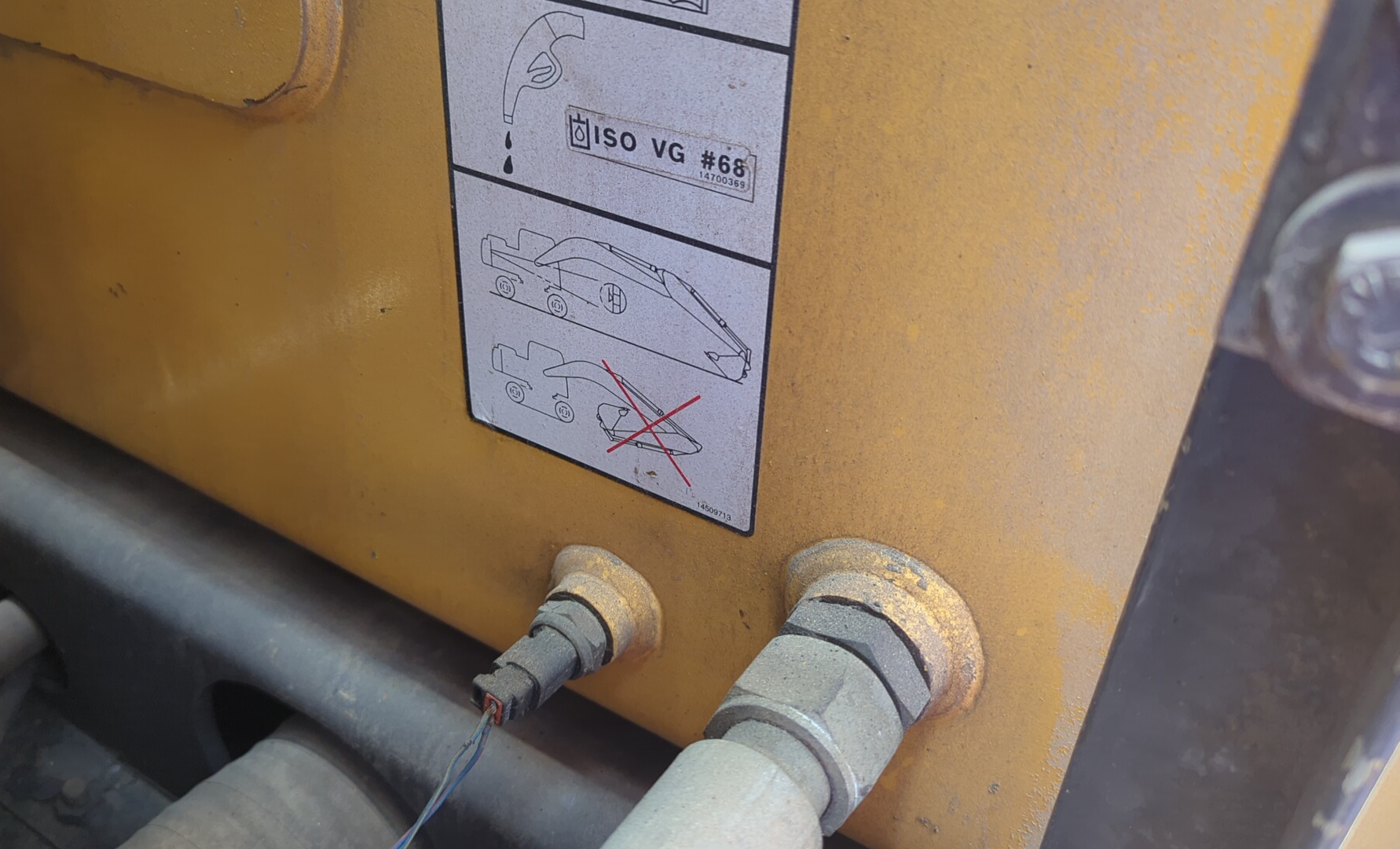 LEX-008-Volvo-EC480DL-Large-excavators-inspection-Hydraulics-Hydraulic-Tank-1