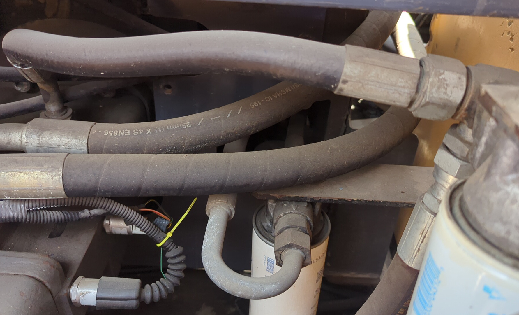 LEX-008-Volvo-EC480DL-Large-excavators-inspection-Hydraulics-Hydraulic-hoses-and-lines-1