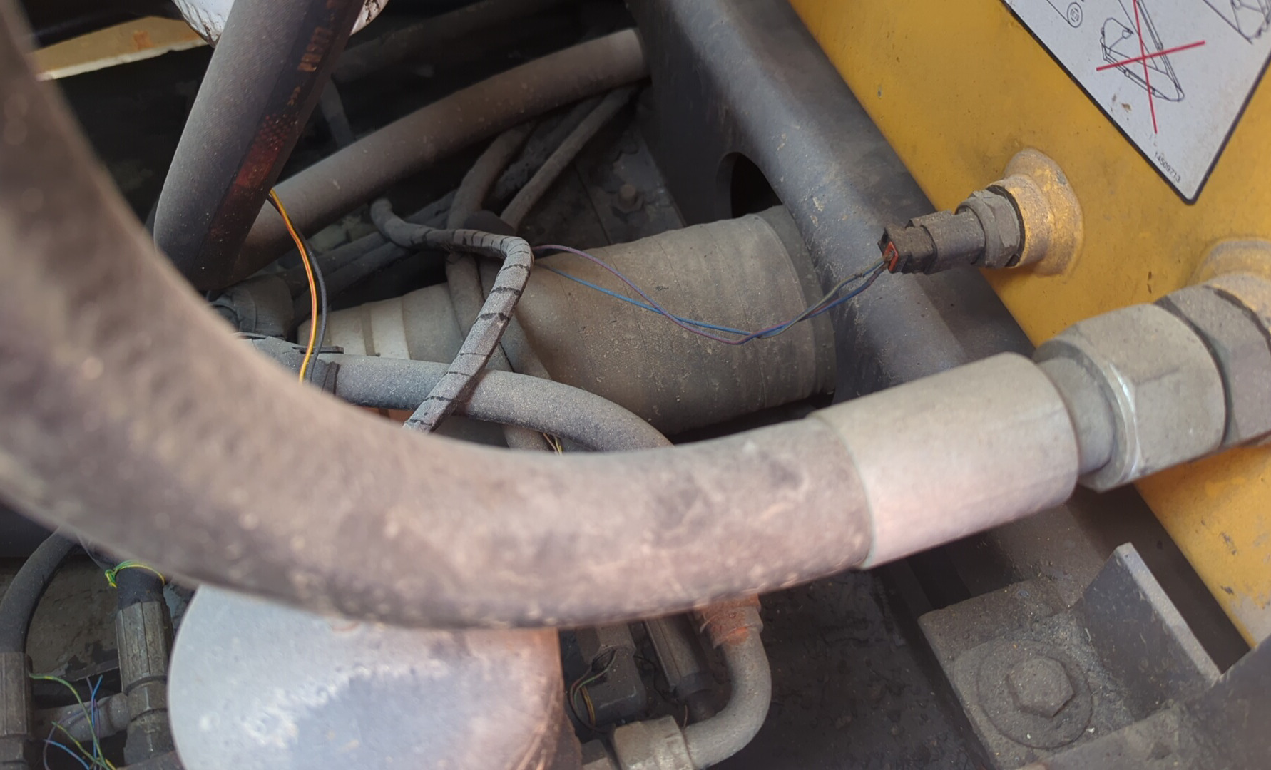 LEX-008-Volvo-EC480DL-Large-excavators-inspection-Hydraulics-Hydraulic-hoses-and-lines-1