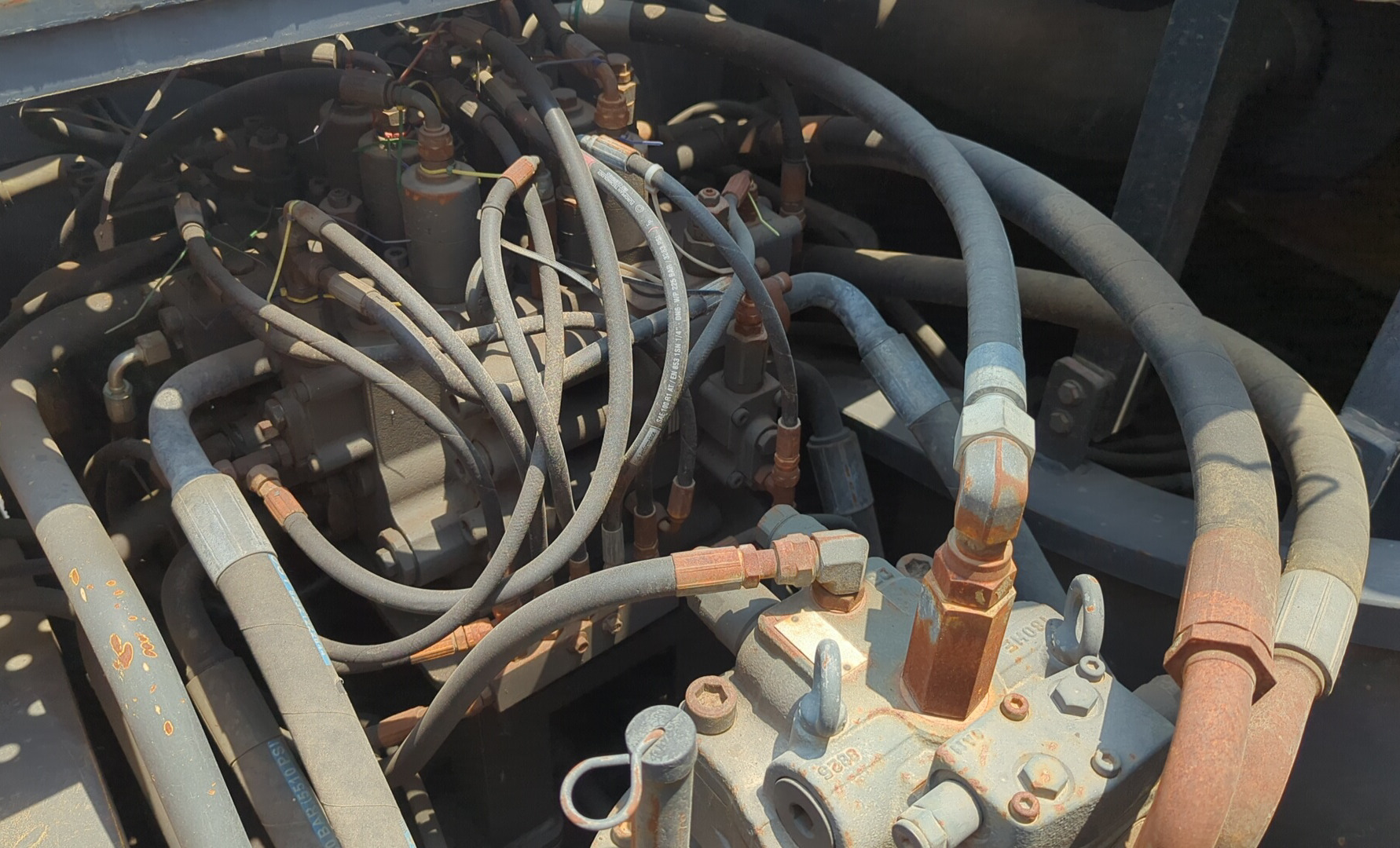 LEX-008-Volvo-EC480DL-Large-excavators-inspection-Hydraulics-Hydraulic-hoses-and-lines-1
