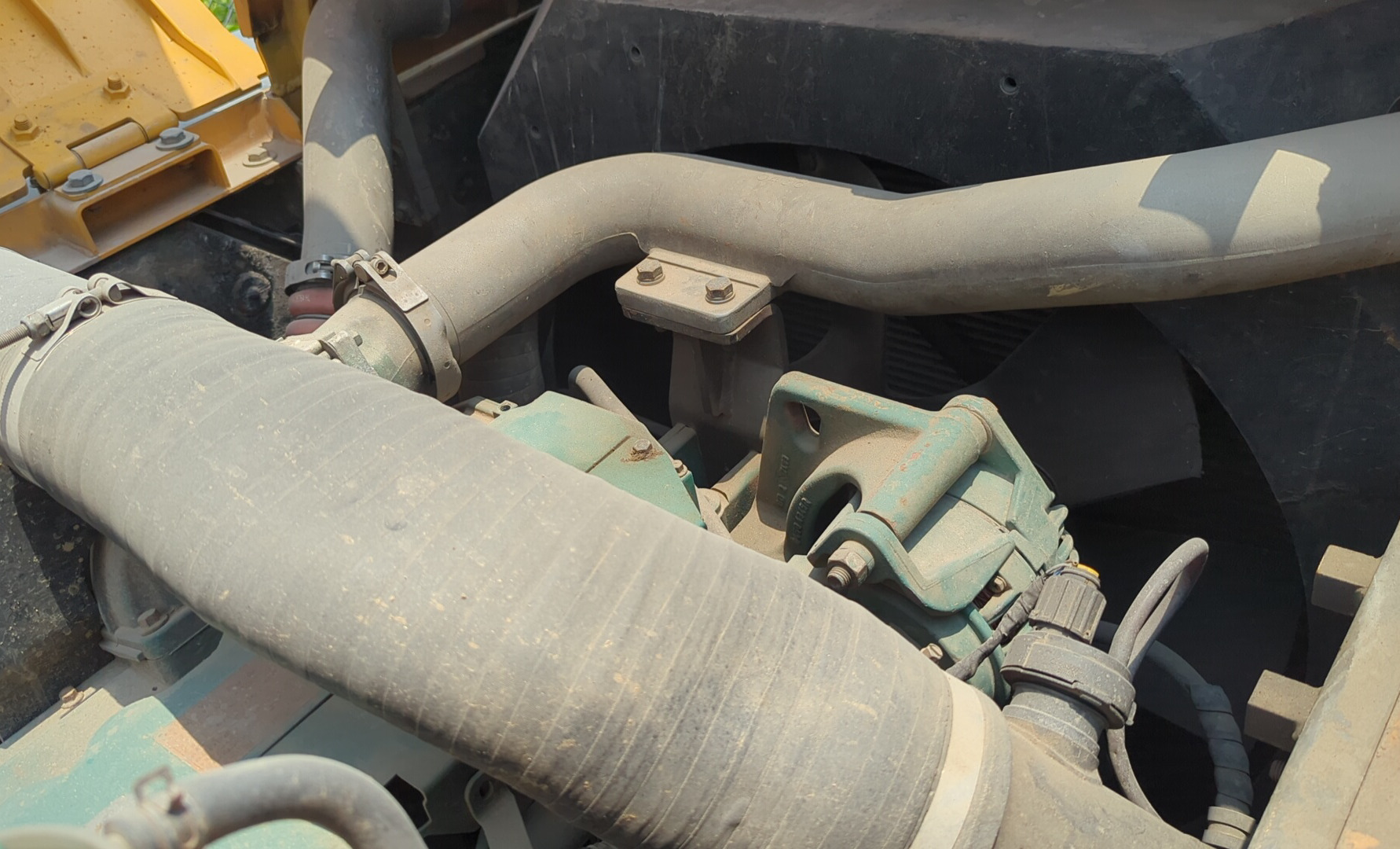 LEX-008-Volvo-EC480DL-Large-excavators-inspection-Engine-Hoses-1