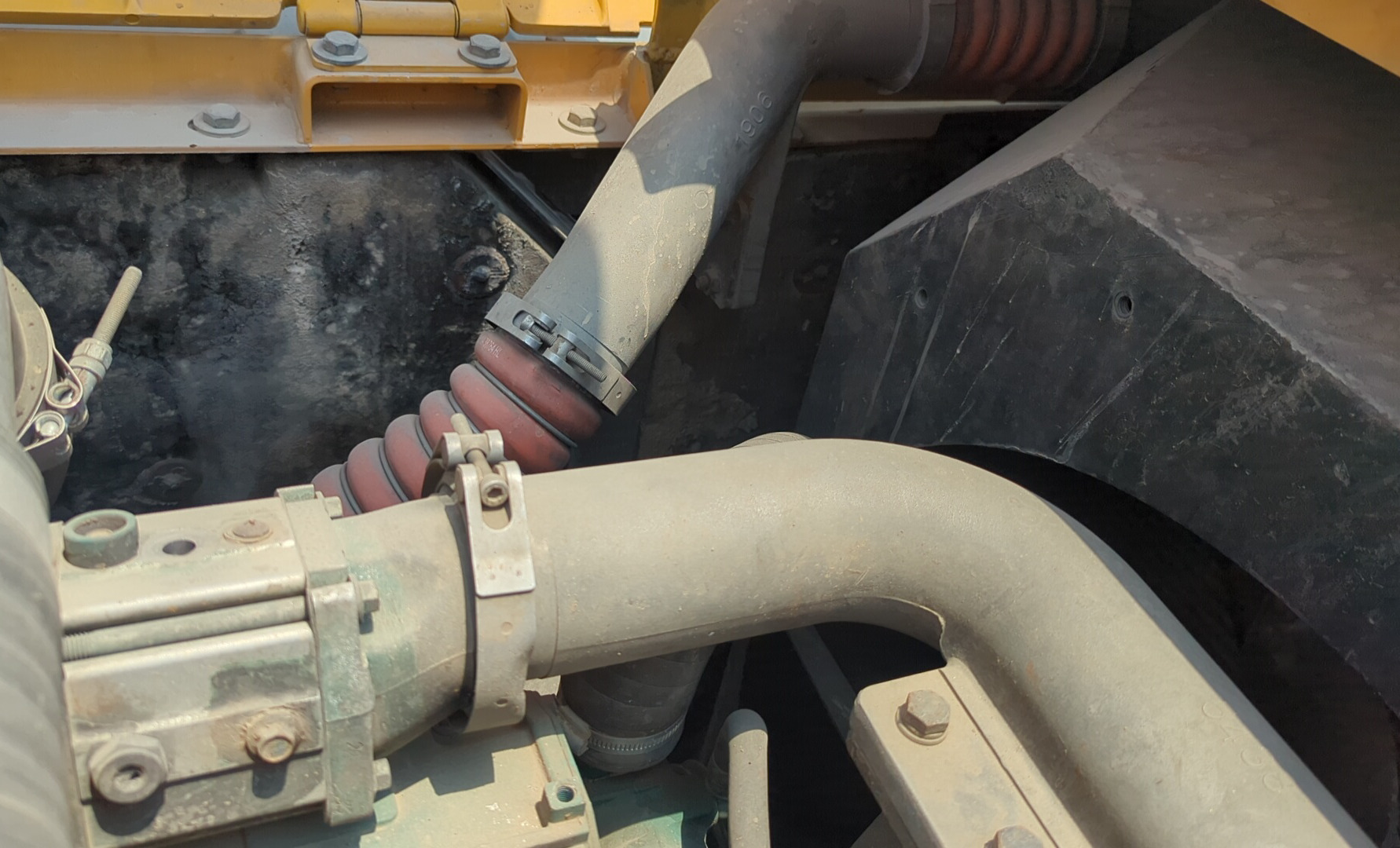 LEX-008-Volvo-EC480DL-Large-excavators-inspection-Engine-Hoses-1