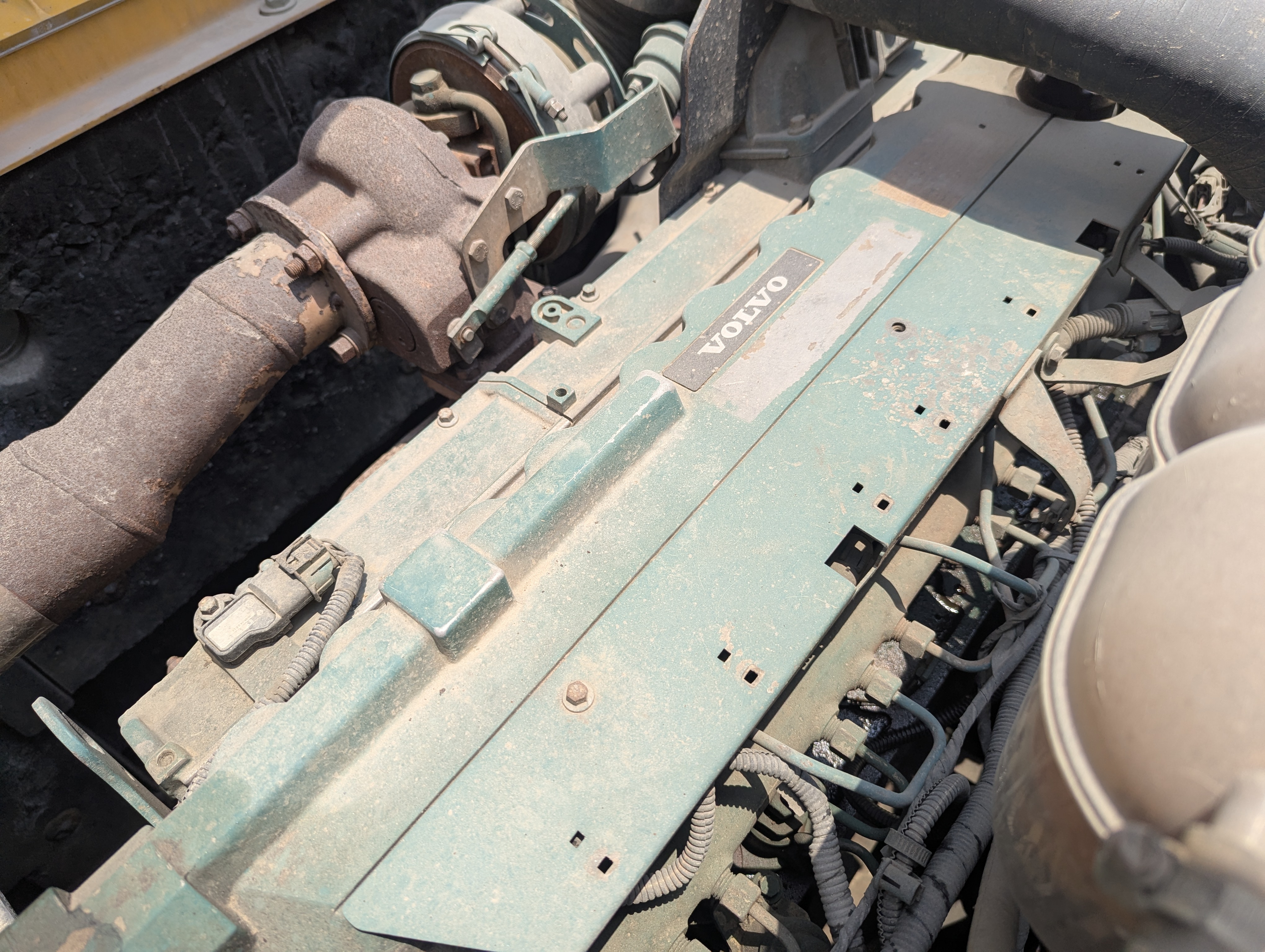 LEX-008-Volvo-EC480DL-Large-excavators-inspection-Engine-Engine-oil-leaks-1