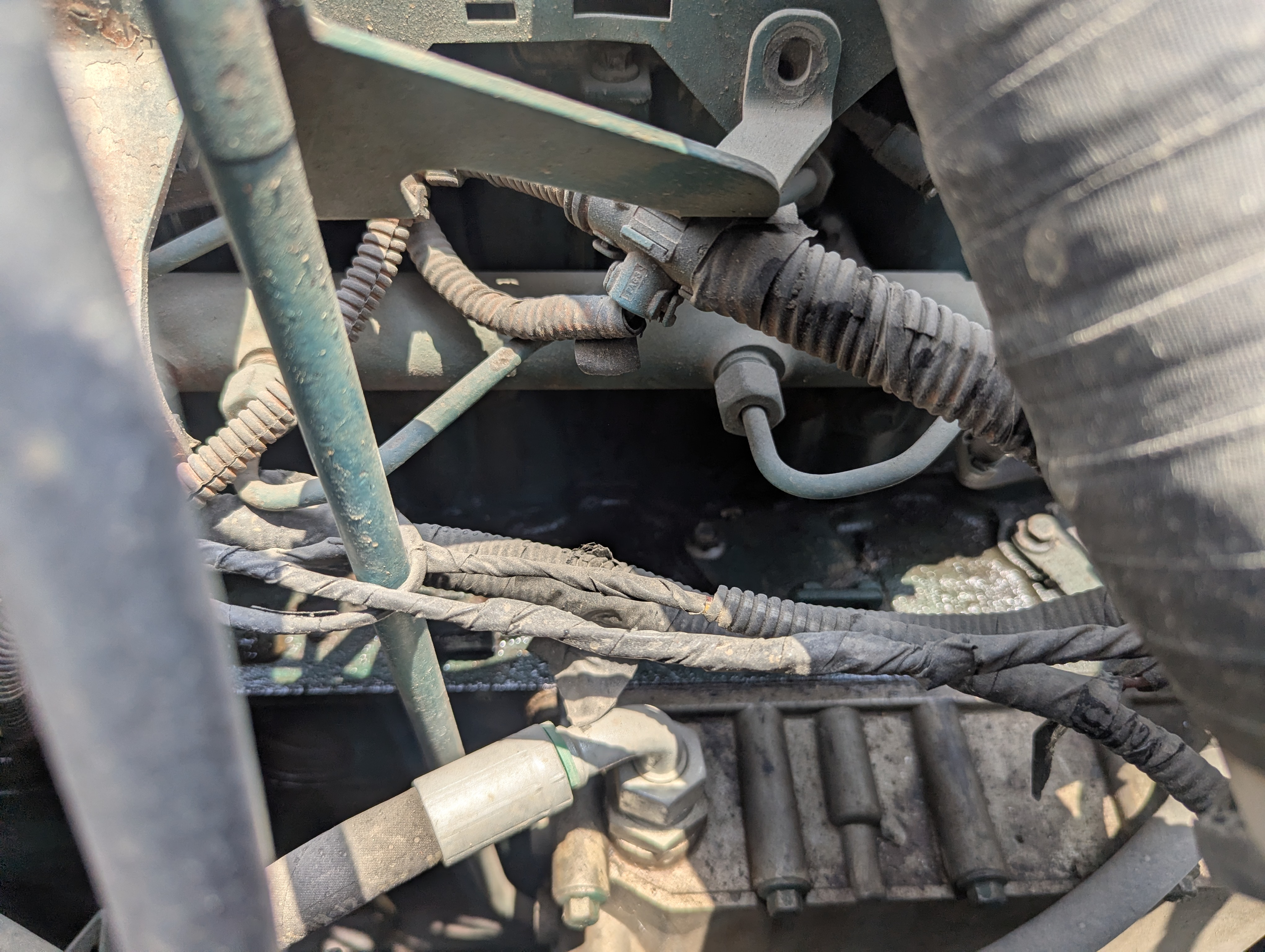 LEX-008-Volvo-EC480DL-Large-excavators-inspection-Engine-Engine-oil-leaks-1