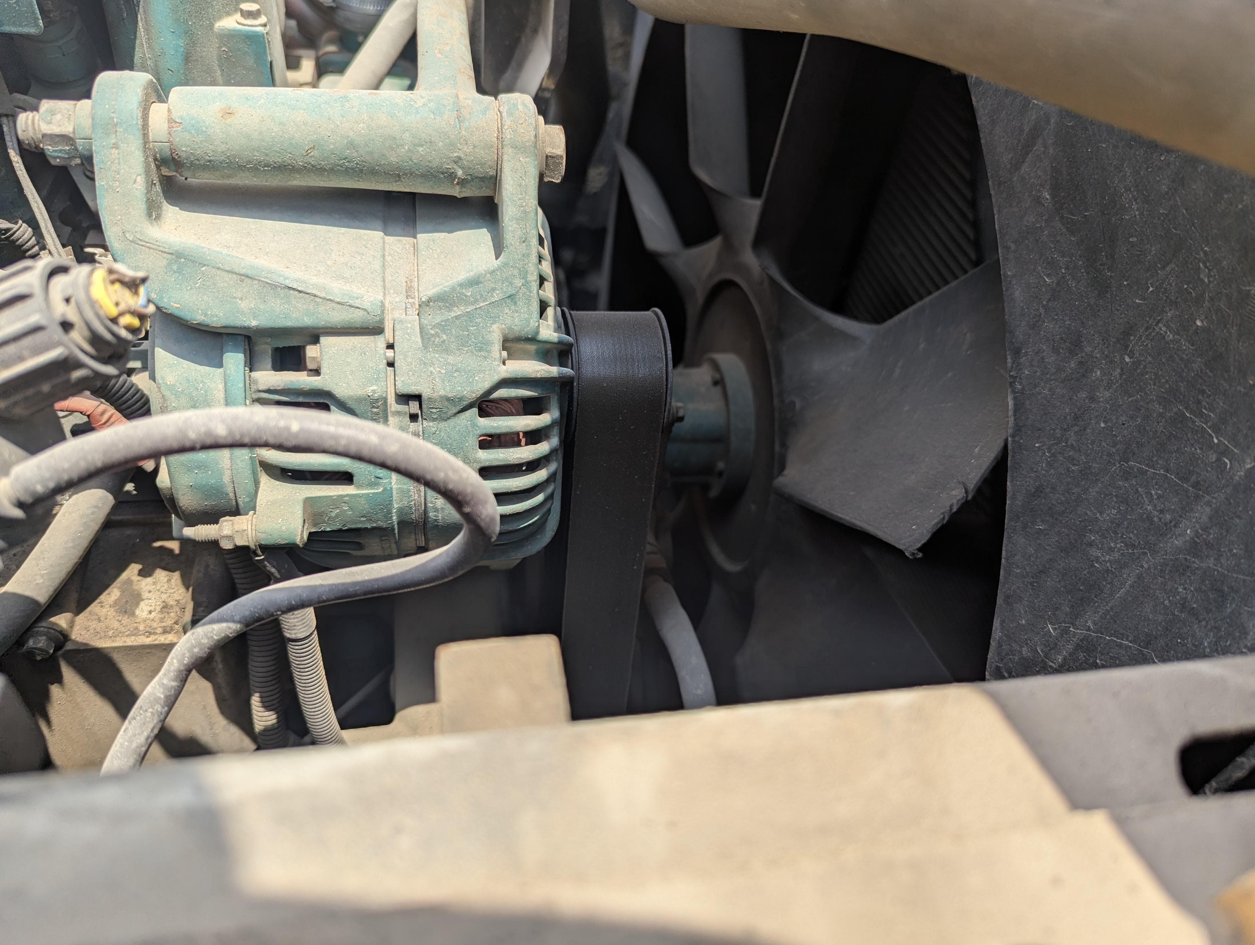 LEX-008-Volvo-EC480DL-Large-excavators-inspection-Engine-Engine-oil-leaks-1