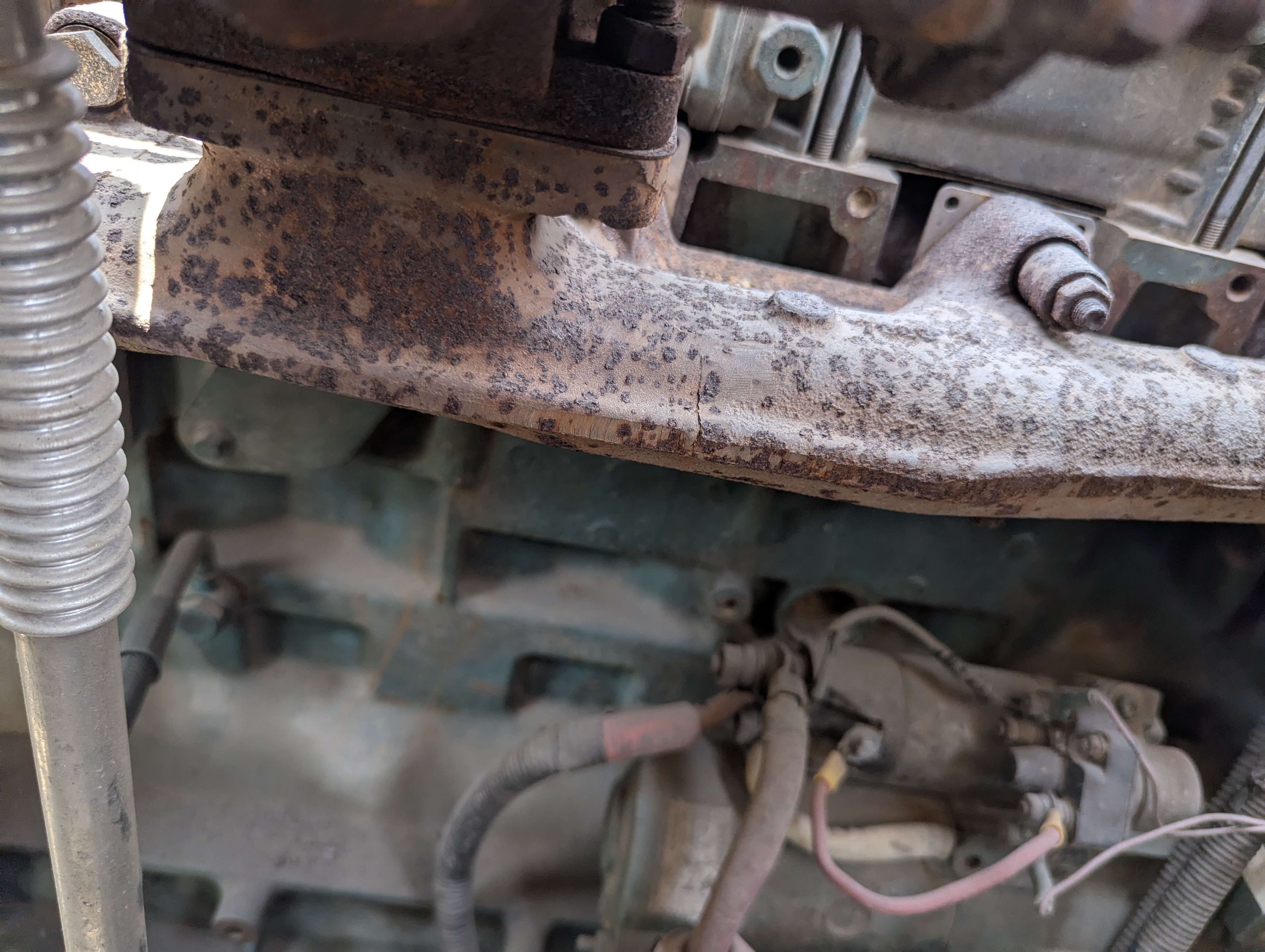 LEX-008-Volvo-EC480DL-Large-excavators-inspection-Engine-Engine-oil-leaks-1