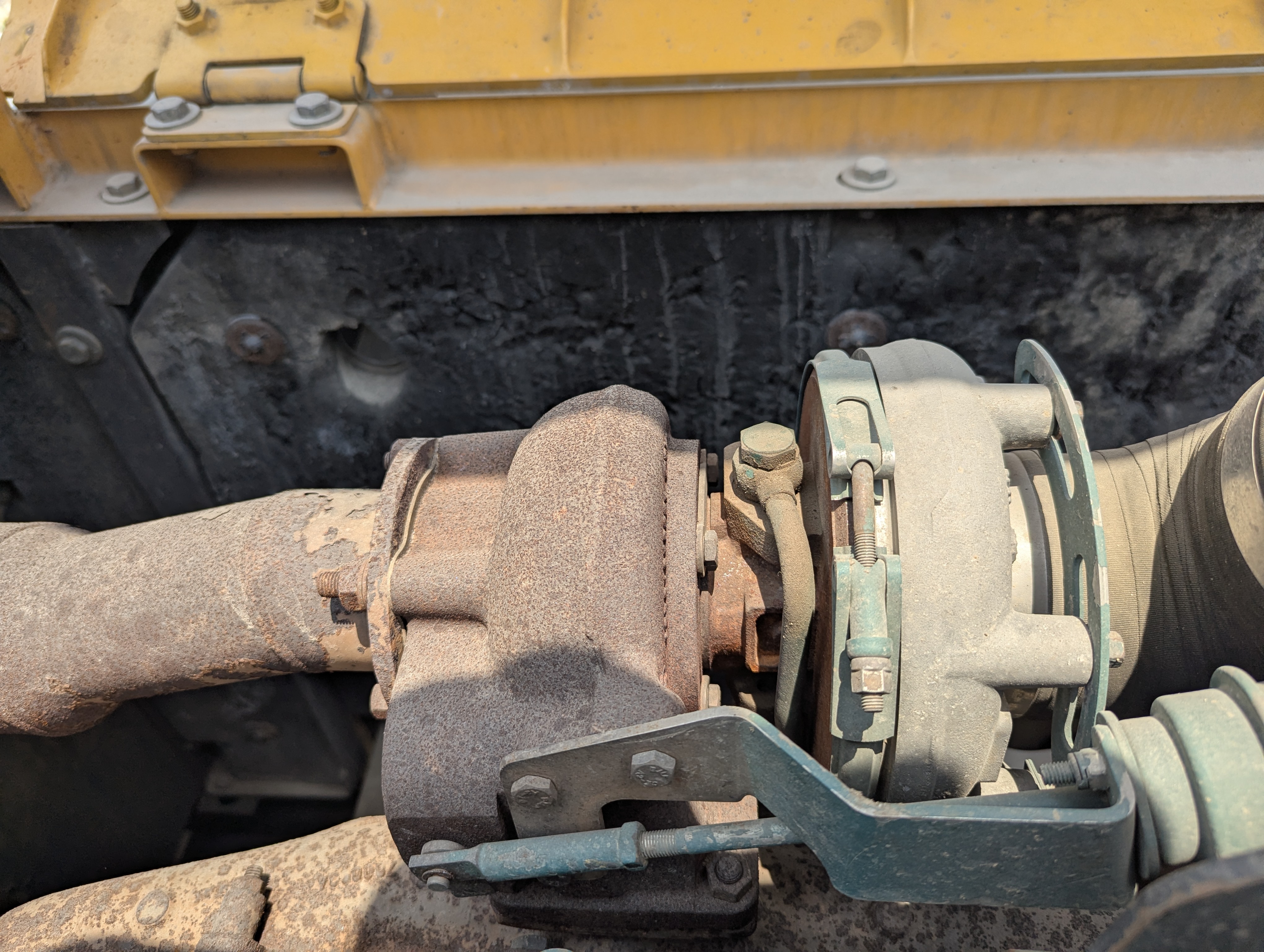LEX-008-Volvo-EC480DL-Large-excavators-inspection-Engine-Turbo-1