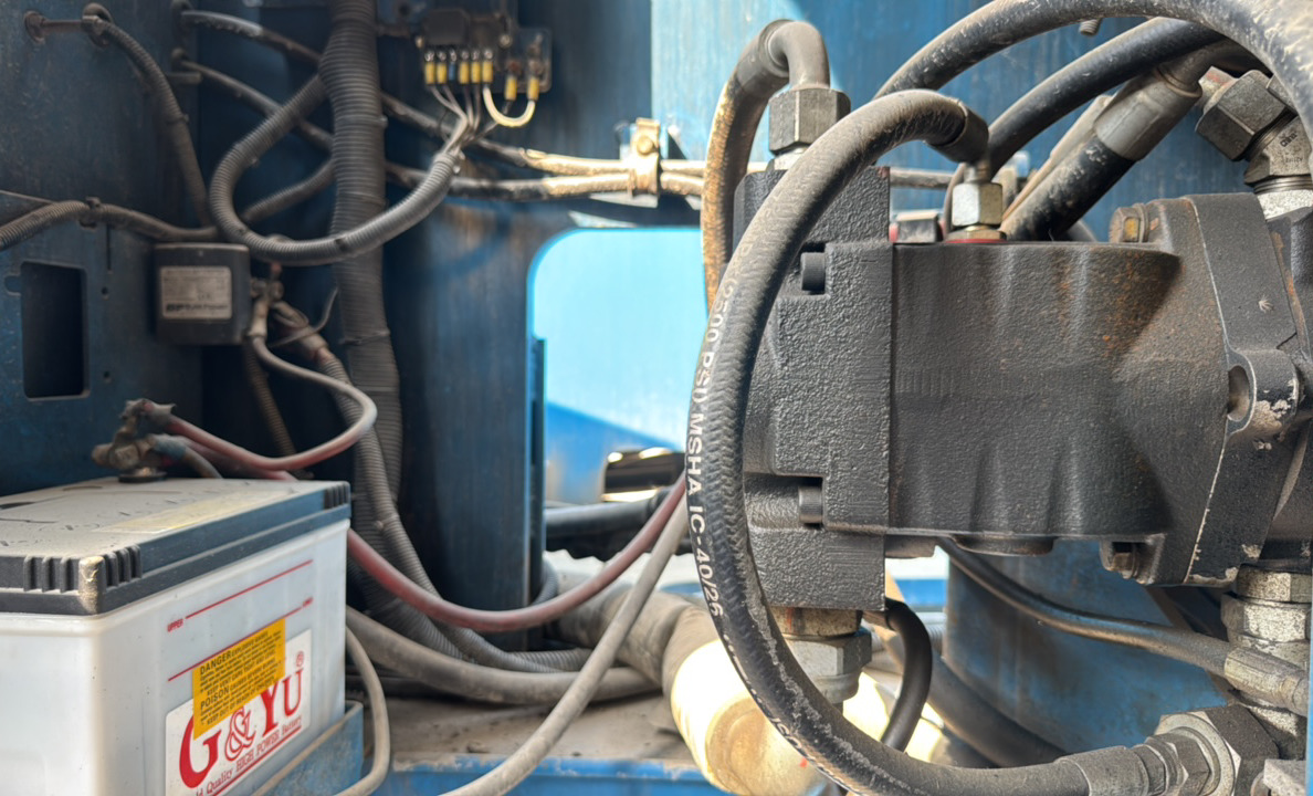 BLA-022-Genie-Z-135/70-Boom-lifts-inspection-Hydraulics-Hydraulic-pump-1
