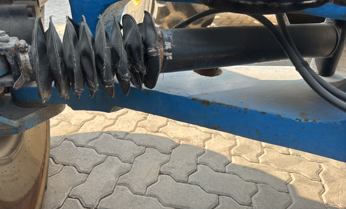 BLA-022-Genie-Z-135/70-Boom-lifts-inspection-Hydraulics-Steering-cylinders-1