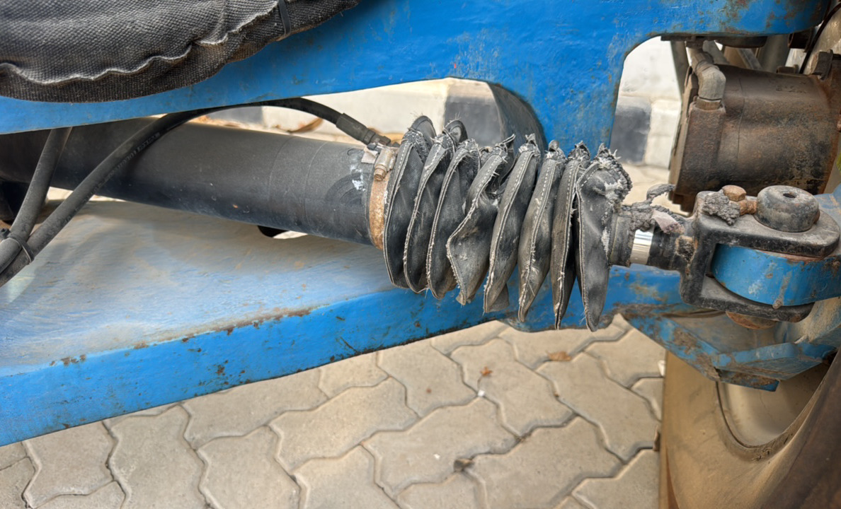 BLA-022-Genie-Z-135/70-Boom-lifts-inspection-Hydraulics-Steering-cylinders-1