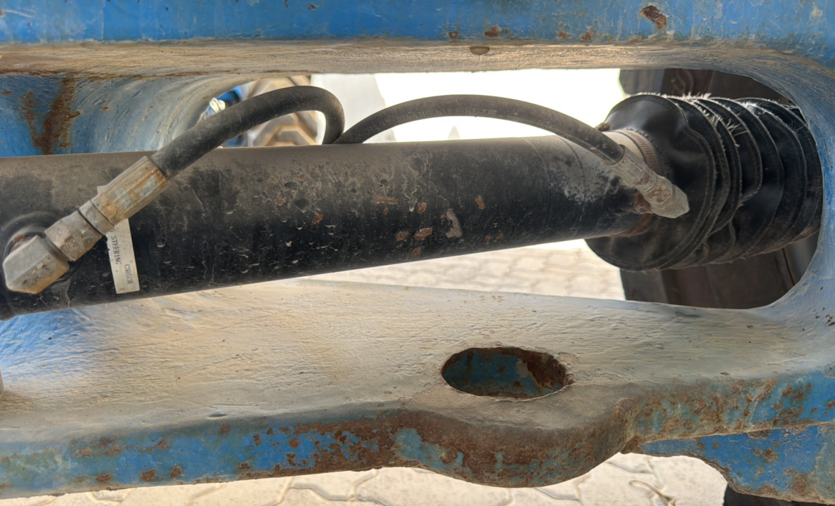 BLA-022-Genie-Z-135/70-Boom-lifts-inspection-Hydraulics-Steering-cylinders-1
