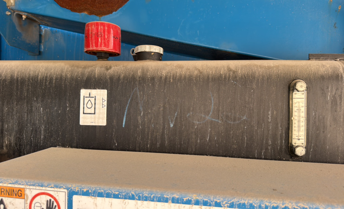 BLA-022-Genie-Z-135/70-Boom-lifts-inspection-Hydraulics-Hydraulic-Tank-1