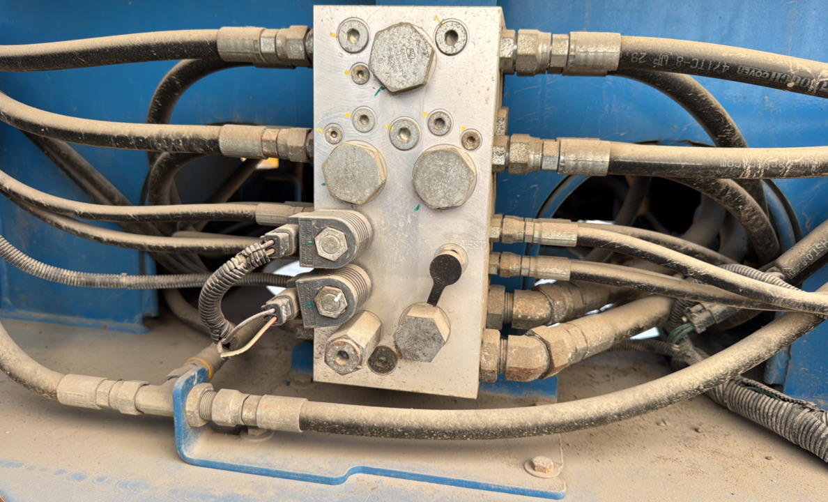 BLA-022-Genie-Z-135/70-Boom-lifts-inspection-Hydraulics-Main-control-valve-(MCV)-1