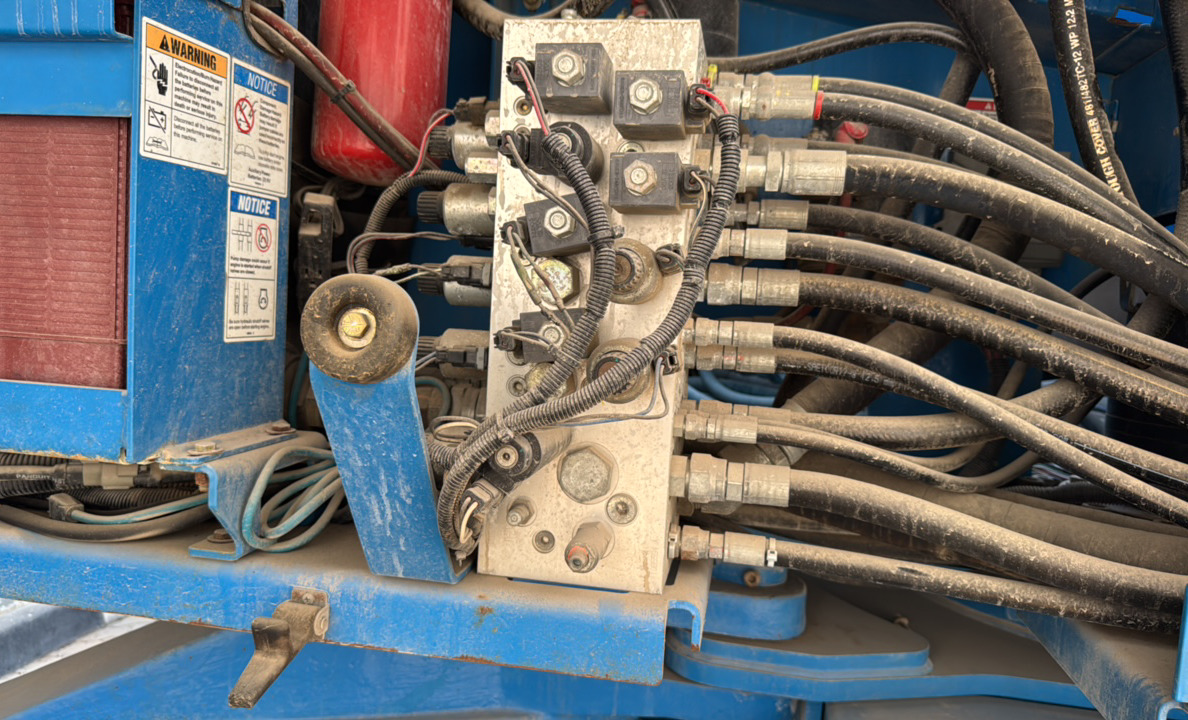 BLA-022-Genie-Z-135/70-Boom-lifts-inspection-Hydraulics-Main-control-valve-(MCV)-1