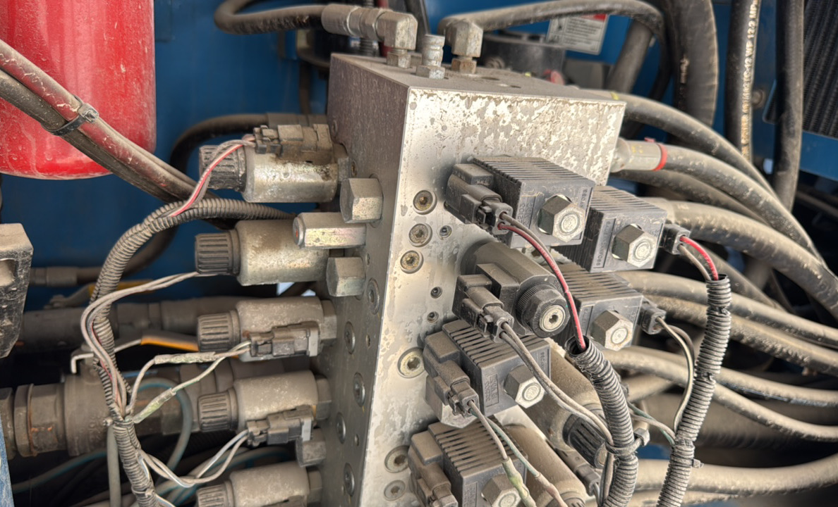 BLA-022-Genie-Z-135/70-Boom-lifts-inspection-Hydraulics-Main-control-valve-(MCV)-1