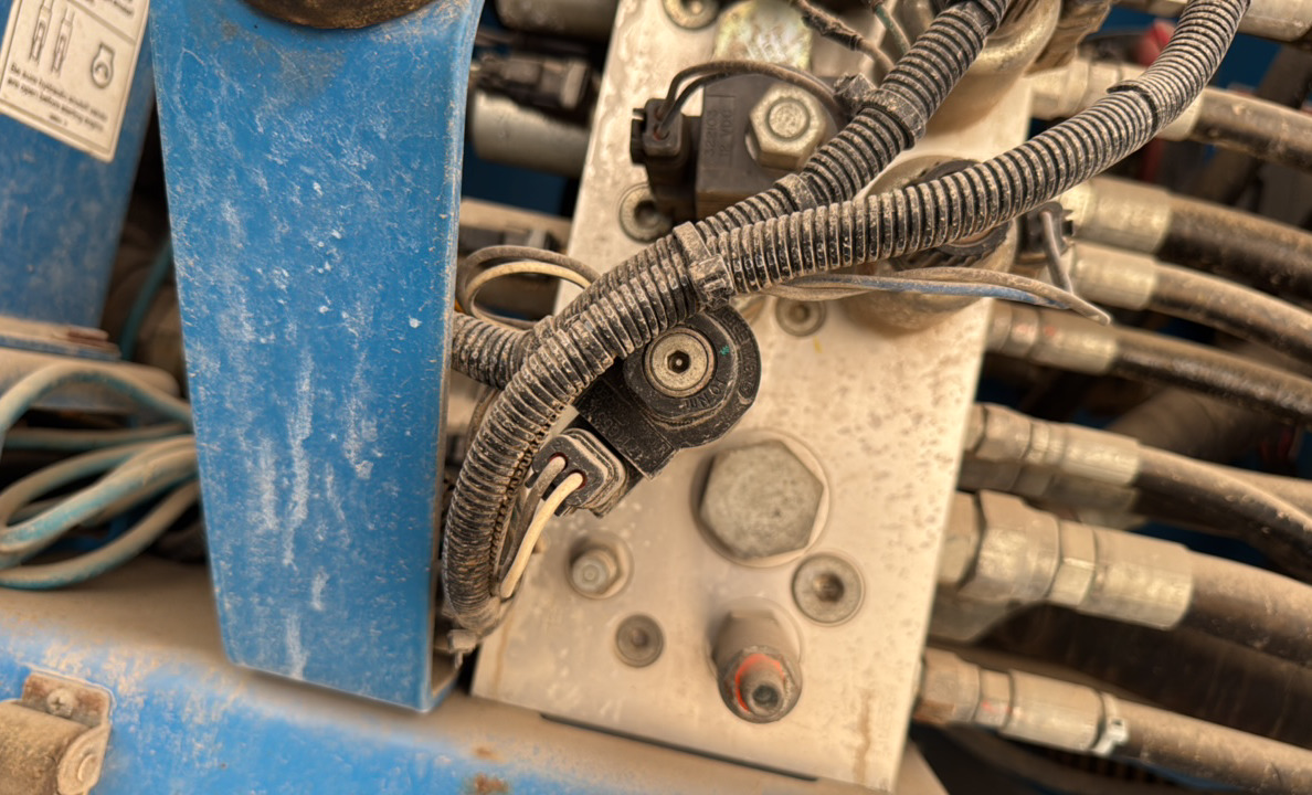 BLA-022-Genie-Z-135/70-Boom-lifts-inspection-Hydraulics-Wiring-harness-1