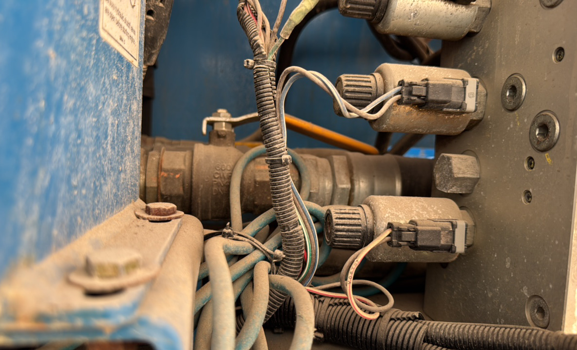 BLA-022-Genie-Z-135/70-Boom-lifts-inspection-Hydraulics-Wiring-harness-1