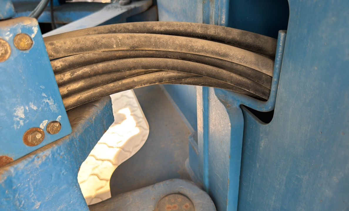 BLA-022-Genie-Z-135/70-Boom-lifts-inspection-Hydraulics-Hydraulic-hoses-and-lines-1