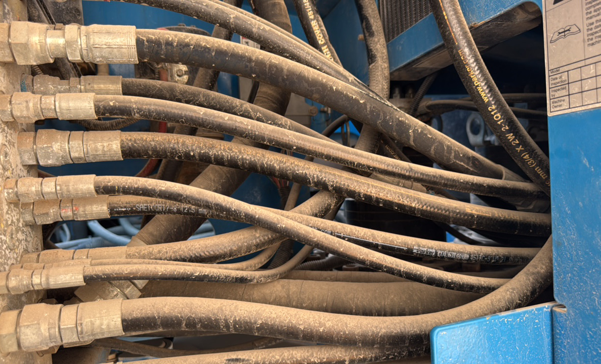 BLA-022-Genie-Z-135/70-Boom-lifts-inspection-Hydraulics-Hydraulic-hoses-and-lines-1