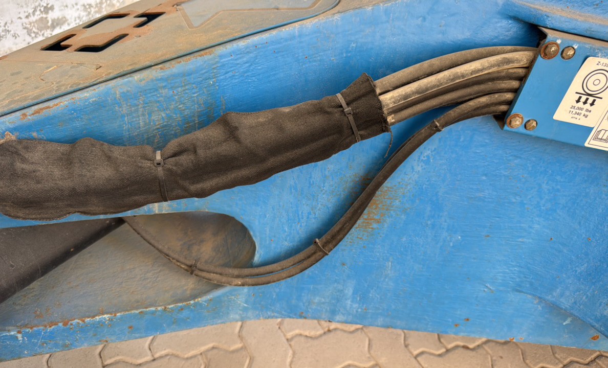 BLA-022-Genie-Z-135/70-Boom-lifts-inspection-Hydraulics-Hydraulic-hoses-and-lines-1