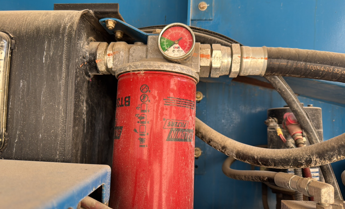 BLA-022-Genie-Z-135/70-Boom-lifts-inspection-Hydraulics-Hydraulic-filters-2