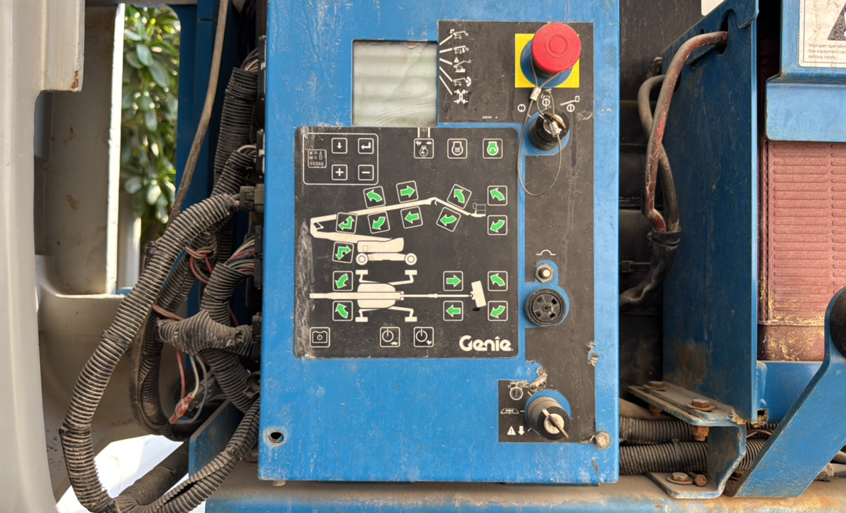 BLA-022-Genie-Z-135/70-Boom-lifts-inspection-Cabin-Ground-control-1
