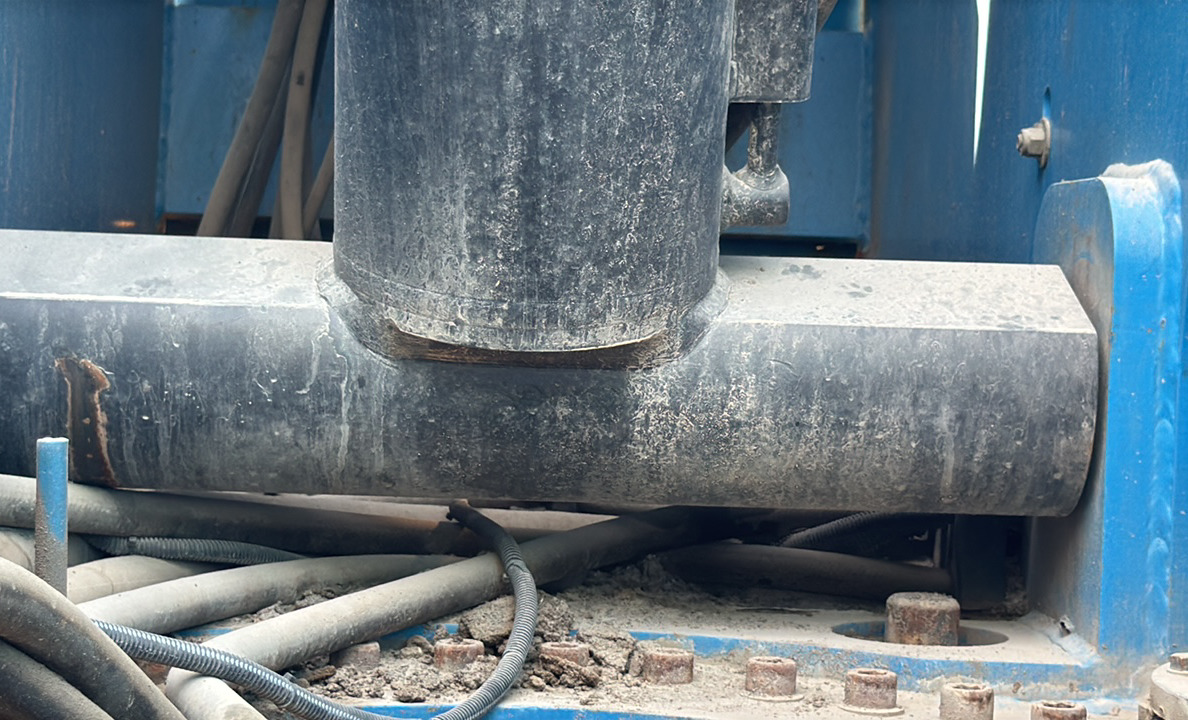 BLA-022-Genie-Z-135/70-Boom-lifts-inspection-Chassis-Boom-base-pin-and-bushings-1