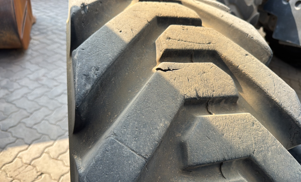 BLA-022-Genie-Z-135/70-Boom-lifts-inspection-Chassis-Left-front-tire-/-wheel-hub---condition-1