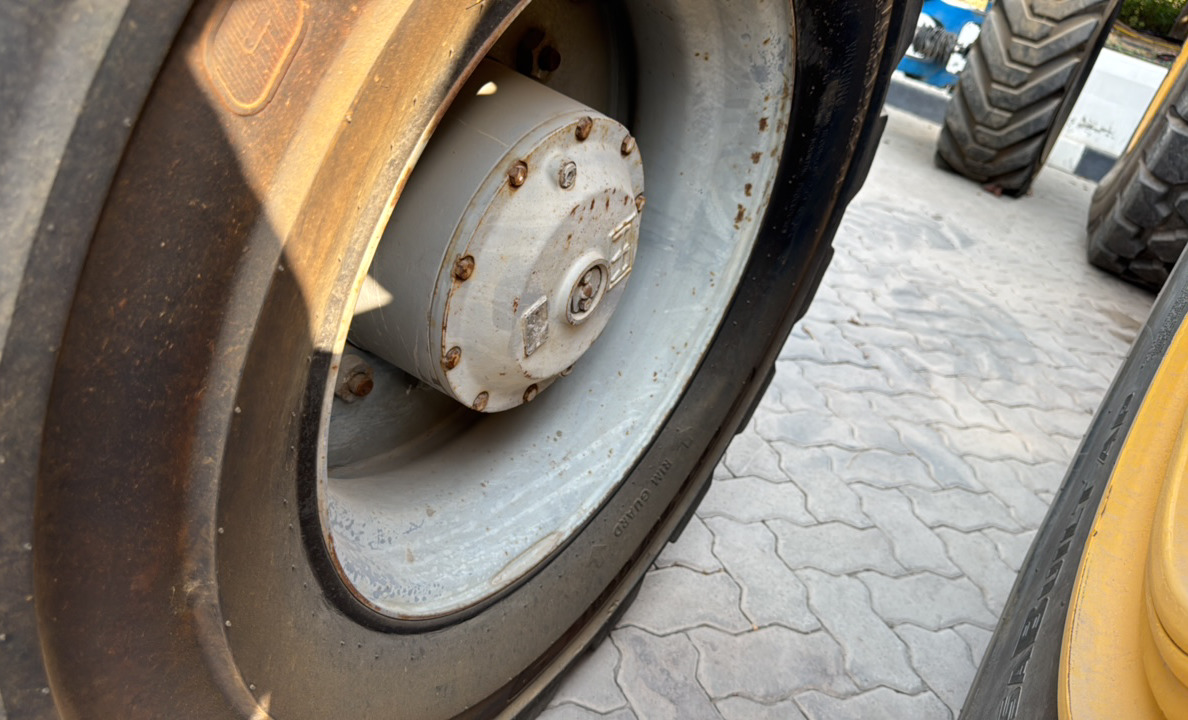 BLA-022-Genie-Z-135/70-Boom-lifts-inspection-Chassis-Left-front-tire-/-wheel-hub---condition-1