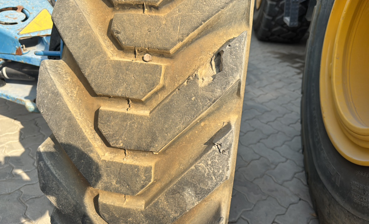 BLA-022-Genie-Z-135/70-Boom-lifts-inspection-Chassis-Left-front-tire-/-wheel-hub---condition-1