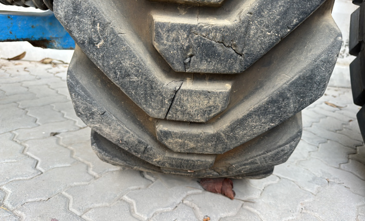 BLA-022-Genie-Z-135/70-Boom-lifts-inspection-Chassis-Left-rear-tire-/-wheel-hub---condition-1