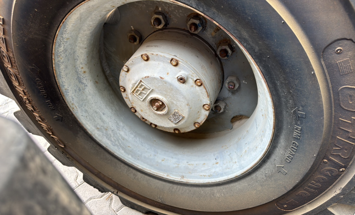 BLA-022-Genie-Z-135/70-Boom-lifts-inspection-Chassis-Left-rear-tire-/-wheel-hub---condition-1