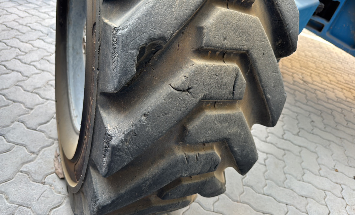 BLA-022-Genie-Z-135/70-Boom-lifts-inspection-Chassis-Left-rear-tire-/-wheel-hub---condition-1